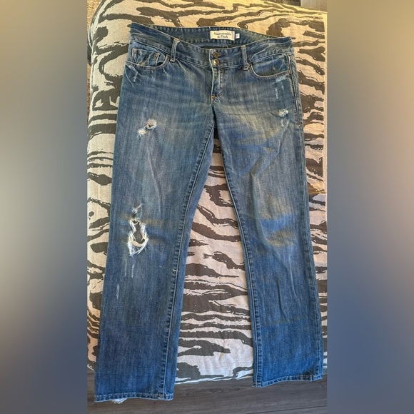 Abercrombie and Fitch Jeans Low Rise Straight Leg Distressed Size 2/26 - Picture 1 of 3